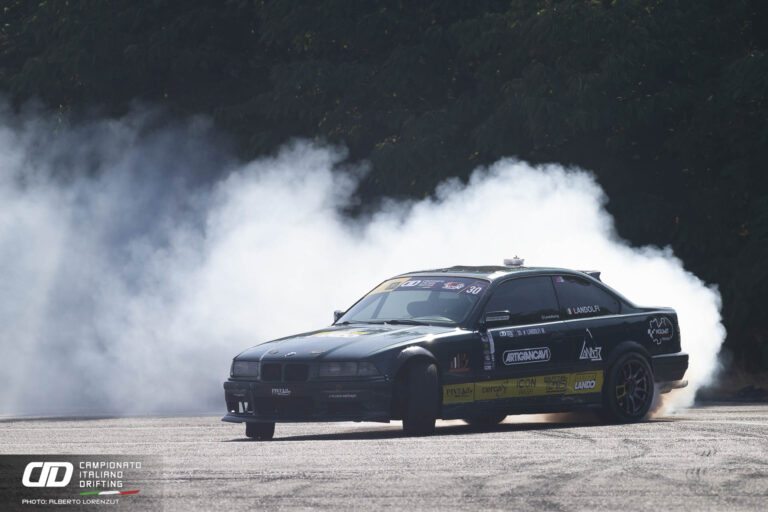 BMW LandoRacing in derapata con una grande nuvola di fumo