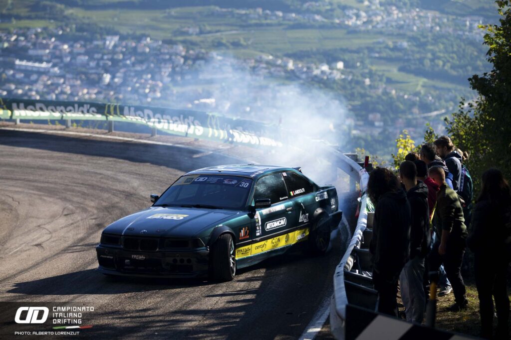 BMW LandoRacing in curva davanti al pubblico, con la vallata sullo sfondo